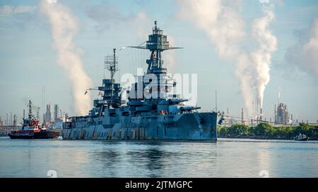 Des équipages de bateaux pilotes remorquerez le navire de guerre USS Texas sur le chenal Houston Ship Channel près de Baytown, Texas, le 31 août 2022. L'USS Texas est en train de passer du site historique de l'État du champ de bataille de San Jacinto à la porte, Texas, à un quai à sec à Galveston, Texas, où il subira des réparations importantes de la coque. (É.-U. Photo de la Garde côtière par Petty Officer 1st classe Corinne Zilnicki) Banque D'Images