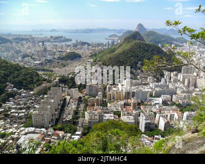 Quartier de Copacabana vu du sommet de la colline depuis les chèvres (Morro dos Cabritos) à Rio de Janeiro. Banque D'Images