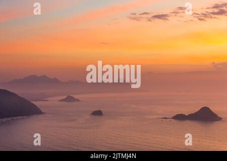 Lever de soleil vu du sommet de la pierre télégraphique ( pedra do telegrafo ) à rio de janeiro, Brésil. Banque D'Images