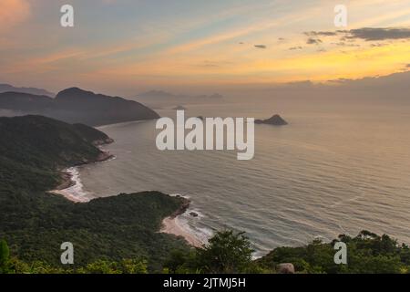 Lever de soleil vu du sommet de la pierre télégraphique ( pedra do telegrafo ) à rio de janeiro, Brésil. Banque D'Images