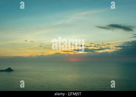 Lever de soleil vu du sommet de la pierre télégraphique ( pedra do telegrafo ) à rio de janeiro, Brésil. Banque D'Images