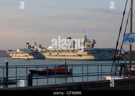 Les porte-avions HMS Queen Elizabeth et HMS Prince of Wales se trouvent à Portsmouth le 28th juillet 2022. Photos prises un mois avant que le prince de Galles ne s'embarque pour les États-Unis. Les porte-avions de la classe Queen Elizabeth sont les plus grands navires de guerre jamais construits pour la Marine royale. Banque D'Images