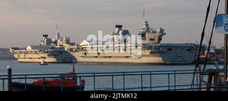 Les porte-avions HMS Queen Elizabeth et HMS Prince of Wales se trouvent à Portsmouth le 28th juillet 2022. Photos prises un mois avant que le prince de Galles ne s'embarque pour les États-Unis. Les porte-avions de la classe Queen Elizabeth sont les plus grands navires de guerre jamais construits pour la Marine royale. Banque D'Images