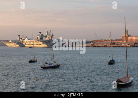 Les porte-avions HMS Queen Elizabeth et HMS Prince of Wales se trouvent à Portsmouth le 28th juillet 2022. Photos prises un mois avant que le prince de Galles ne s'embarque pour les États-Unis. Les porte-avions de la classe Queen Elizabeth sont les plus grands navires de guerre jamais construits pour la Marine royale. Banque D'Images