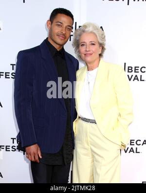 Daryl McCormack et Emma Thompson assistent au Festival du film de Tribeca - "bonne chance à vous, Leo Grande" première tenue au SVA Theatre sur 15 juin 2022 à New York, NY ©Steven Bergman/AFF-USA.COM Banque D'Images