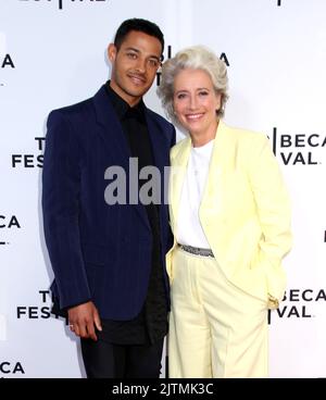 Daryl McCormack et Emma Thompson assistent au Festival du film de Tribeca - "bonne chance à vous, Leo Grande" première tenue au SVA Theatre sur 15 juin 2022 à New York, NY ©Steven Bergman/AFF-USA.COM Banque D'Images
