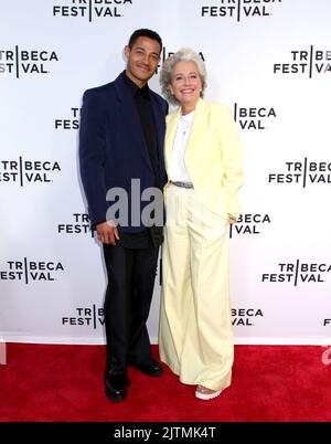 Daryl McCormack et Emma Thompson assistent au Festival du film de Tribeca - "bonne chance à vous, Leo Grande" première tenue au SVA Theatre sur 15 juin 2022 à New York, NY ©Steven Bergman/AFF-USA.COM Banque D'Images
