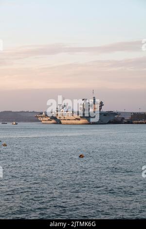 Les porte-avions HMS Queen Elizabeth et HMS Prince of Wales se trouvent à Portsmouth le 28th juillet 2022. Photos prises un mois avant que le prince de Galles ne s'embarque pour les États-Unis. Les porte-avions de la classe Queen Elizabeth sont les plus grands navires de guerre jamais construits pour la Marine royale. Banque D'Images