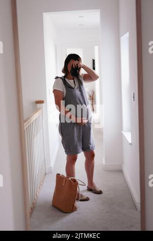 Femme enceinte prenant photo de selfie dans le miroir Banque D'Images