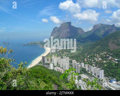 San Conrado et Gavea pierre ' pedra da gavea ' vu de la piste de colline des deux frères à Rio de Janeiro, Brésil. Banque D'Images