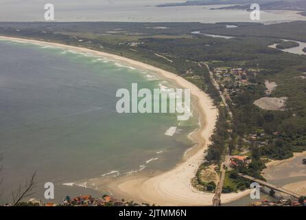 Vue depuis le sommet de la pierre télégraphique de Rio de Janeiro, Brésil. Banque D'Images