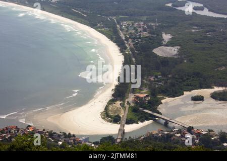 Vue depuis le sommet de la pierre télégraphique de Rio de Janeiro, Brésil. Banque D'Images