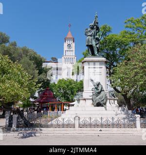 Jardim dom Luis comprenant la statue de marques sa da Bandeira, des étals et une tour derrière à Lisbonne Banque D'Images