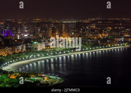 plage de flamengo la nuit vue depuis le sommet de la colline d'Urca à Rio de Janeiro, Brésil. Banque D'Images