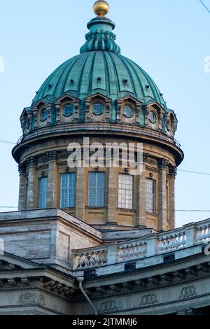 RUSSIE, PETERSBOURG - 18 AOÛT 2022 : cathédrale ensoleillée kazan St petersbourg été lilas russie religion, pour l'architecture russe pour le ciel et la culture Banque D'Images