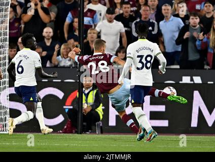 Londres, Royaume-Uni. 31st août 2022. Londres Royaume-Uni 31st août 2022GOAL. Tomáš Souček (West Ham, 28 ans) tire pour marquer le premier but de West Ham lors du match de West Ham contre Tottenham Hotspur Premier League au London Stadium Stratford. Crédit : MARTIN DALTON/Alay Live News Banque D'Images