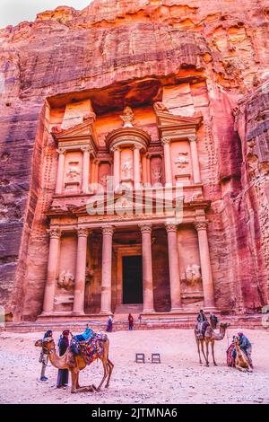 Rose Red Treasury Camels Siq Petra Jordan Treasury construit par Nabataens en 100 av. J.-C. Le Trésor jaune le matin devient Rose rouge l'après-midi quand le soleil goe Banque D'Images