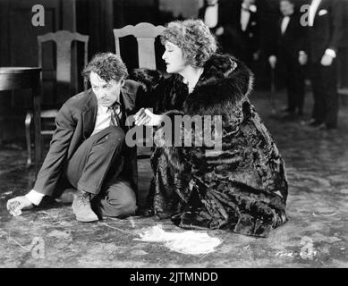 HENRY B. WALTHALL et RUTH CLIFFORD dans LE VISAGE SUR LE PLANCHER DE BAR-SALLE (US) / L'IMAGE D'AMOUR (UK) 1923 réalisateur JOHN FORD écrivains G. Marion Burton et Edward B. Lewis du poème de Hugh Antoine d'Arcy Fox film Corporation Banque D'Images