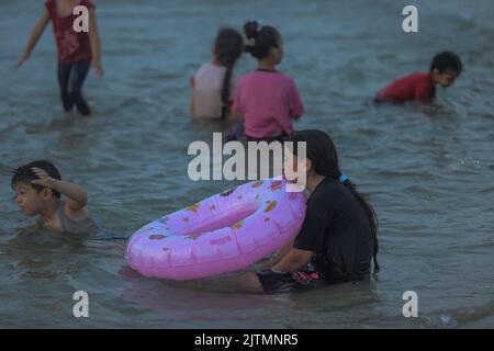 31 août 2022, la ville de Gaza, la bande de Gaza, Palestine : les Palestiniens passent leur temps sur une plage lors d'une journée chaude dans la ville de Gaza. (Credit image: © Mahmoud Issa/Quds Net News via ZUMA Press Wire) Banque D'Images