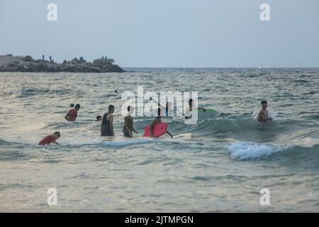 31 août 2022, la ville de Gaza, la bande de Gaza, Palestine : les Palestiniens passent leur temps sur une plage lors d'une journée chaude dans la ville de Gaza. (Credit image: © Mahmoud Issa/Quds Net News via ZUMA Press Wire) Banque D'Images