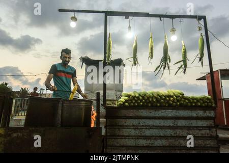 31 août 2022, Gaza, la bande de Gaza, Palestine : un homme palestinien vend du maïs et du café sur une plage au coucher du soleil, à l'ouest de la ville de Gaza. (Credit image: © Mahmoud Issa/Quds Net News via ZUMA Press Wire) Banque D'Images