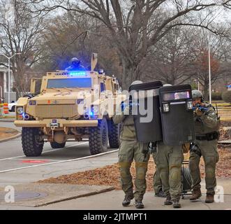 Une équipe du FBI SWAT fournit une aide à la formation intégrée pendant le Bouclier Solid Rideau-Citadel à la base navale de Norfolk. Le Bouclier solide rideau-Citadelle est un exercice annuel de protection des forces et de lutte contre le terrorisme conçu pour améliorer la formation et la préparation des forces de sécurité de la Marine à réagir aux menaces pesant sur les installations et les unités. Banque D'Images