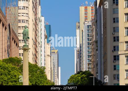 Bâtiments dans le centre de Rio de Janeiro, Brésil - 8 août 2020: Bâtiments dans le centre de Rio de Janeiro, sur l'Avenida Rio Branco à Rio de Janeiro. Banque D'Images