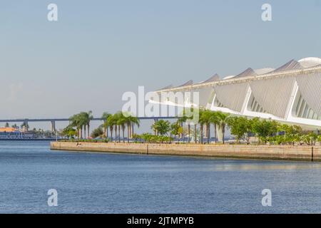 Jardin du Musée de demain à Rio de Janeiro, Brésil - 8 août 2020 : jardin du Musée de demain avec la baie de Guanabara en arrière-plan Banque D'Images