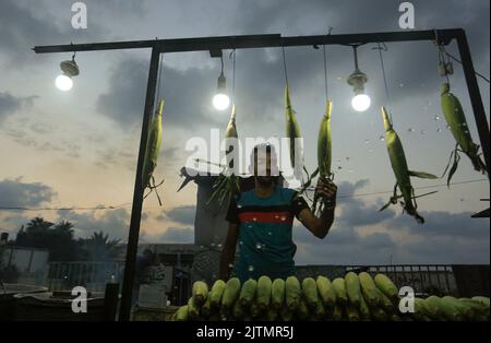 31 août 2022, Gaza, la bande de Gaza, Palestine : un homme palestinien vend du maïs et du café sur une plage au coucher du soleil, à l'ouest de la ville de Gaza. (Credit image: © Mahmoud Issa/Quds Net News via ZUMA Press Wire) Banque D'Images