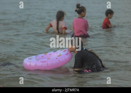 31 août 2022, la ville de Gaza, la bande de Gaza, Palestine : les Palestiniens passent leur temps sur une plage lors d'une journée chaude dans la ville de Gaza. (Credit image: © Mahmoud Issa/Quds Net News via ZUMA Press Wire) Banque D'Images