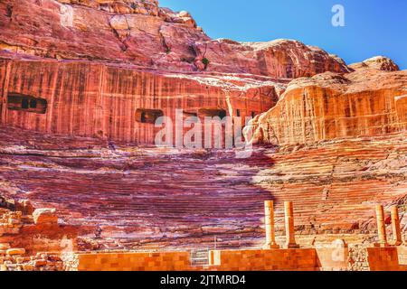 Amphithéâtre sculpté jaune rouge Petra Jordan construit par Nabataens en 100 AD Romans ajouté à lui peut s'asseoir jusqu'à 7 000 le soleil du matin crée jaune afte Banque D'Images