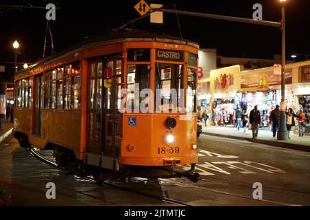 San Francisco, Californie, États-Unis. 8th novembre 2015. Une voiture de rue à San Francisco la nuit. (Image de crédit : © Ian L. Sitren/ZUMA Press Wire) Banque D'Images