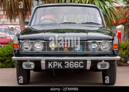 1965 Rover P6, berline Rover 2000 en démonstration sur Marine Parade, Southend on Sea, Essex, Royaume-Uni. Grille avant avec emblème AA vintage. Logo Rover Banque D'Images