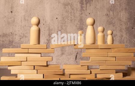Une tentative de médiation pendant un divorce et le dernier recours, c'est-à-dire la Cour. Blocs arrangés avec les mots mari, femme, médiateur et la Cour. T Banque D'Images