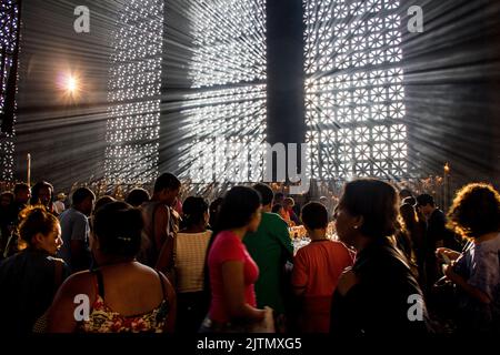 chapelle des bougies, aparecida do norte, São Paulo, Brésil - 20 septembre 2015 : personnes à l'intérieur de la chapelle des bougies du sanctuaire national d'aprec Banque D'Images