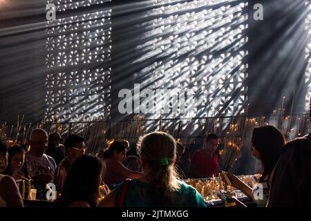 chapelle des bougies, aparecida do norte, São Paulo, Brésil - 20 septembre 2015 : personnes à l'intérieur de la chapelle des bougies du sanctuaire national d'aprec Banque D'Images