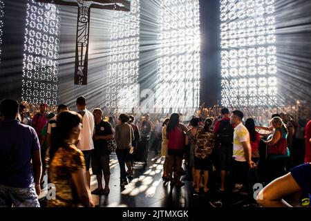 chapelle des bougies, aparecida do norte, São Paulo, Brésil - 20 septembre 2015 : personnes à l'intérieur de la chapelle des bougies du sanctuaire national d'aprec Banque D'Images