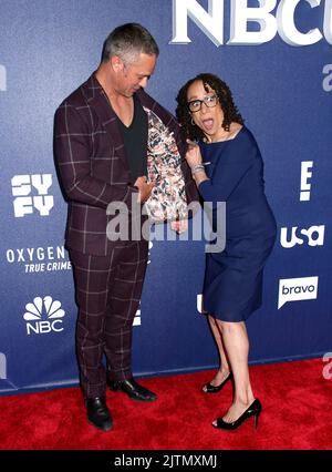 Taylor Kinney et S. Epatha Merkerson assistent au salon NBCUniversal 2022 tenu à l'hôtel Mandarin Oriental, 16 mai 2022, New York ©Steven Bergman/AFF-USA.COM Banque D'Images