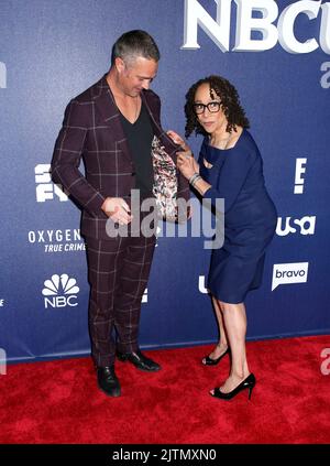 Taylor Kinney et S. Epatha Merkerson assistent au salon NBCUniversal 2022 tenu à l'hôtel Mandarin Oriental, 16 mai 2022, New York ©Steven Bergman/AFF-USA.COM Banque D'Images