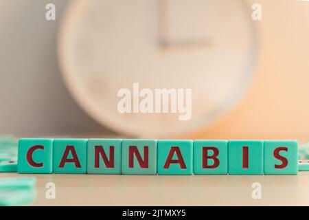 Le mot CANNABIS fait de petites pièces de jeu colorées avec des lettres imprimées sur elles. Le CBD comme médecine alternative à base de plantes et la thérapie chimique. Photo de haute qualité Banque D'Images