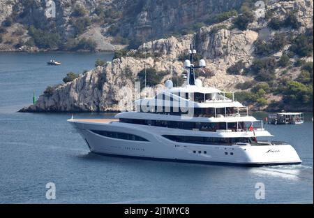 Le yacht de luxe foi voile la mer Adriatique peut être vu à Sibenik, Croatie sur 23 août 2022. Le yacht fait 96,6 mètres de long et est l'un des 60 plus grands yachts du monde. Le yacht vaut presque 20 millions de dollars. Sept jours de location de yacht coûte environ 1,5 millions de dollars. Le propriétaire du yacht est Lawrence Stroll, co-propriétaire d'Aston Martin en Formule 1. Le yacht Faith a une capacité de 12 personnes dans 7 cabines, tandis que le nombre de membres d'équipage est de 31. Beyonce et Jay-Z ont navigué sur ce yacht cet été. Photo: Dusko Jaramaz/PIXSELL Banque D'Images