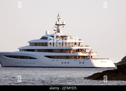 Le yacht de luxe foi voile la mer Adriatique peut être vu à Sibenik, Croatie sur 23 août 2022. Le yacht fait 96,6 mètres de long et est l'un des 60 plus grands yachts du monde. Le yacht vaut presque 20 millions de dollars. Sept jours de location de yacht coûte environ 1,5 millions de dollars. Le propriétaire du yacht est Lawrence Stroll, co-propriétaire d'Aston Martin en Formule 1. Le yacht Faith a une capacité de 12 personnes dans 7 cabines, tandis que le nombre de membres d'équipage est de 31. Beyonce et Jay-Z ont navigué sur ce yacht cet été. Photo: Sanjin Strukic/PIXSELL Banque D'Images