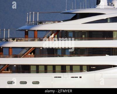 Le yacht de luxe foi voile la mer Adriatique peut être vu à Sibenik, Croatie sur 23 août 2022. Le yacht fait 96,6 mètres de long et est l'un des 60 plus grands yachts du monde. Le yacht vaut presque 20 millions de dollars. Sept jours de location de yacht coûte environ 1,5 millions de dollars. Le propriétaire du yacht est Lawrence Stroll, co-propriétaire d'Aston Martin en Formule 1. Le yacht Faith a une capacité de 12 personnes dans 7 cabines, tandis que le nombre de membres d'équipage est de 31. Beyonce et Jay-Z ont navigué sur ce yacht cet été. Photo: Sanjin Strukic/PIXSELL Banque D'Images