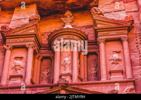 Rose trésorerie rouge gros plan Petra trésorerie Jordanie construit par les Nabataens en 100 BC trésorerie jaune le matin devient Rose Rouge l'après-midi quand le soleil g. Banque D'Images