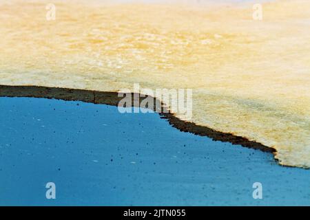 Ouverture de l'eau (bord de la polynie), trou de décongélation rond dans la glace parmi la glace pourrie d'hiver - un endroit dangereux Banque D'Images