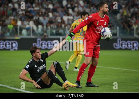 Turin, Italie, le 31st août 2022. Bartlomiej Dragowski de Spezia Calcio aide l'ancien coéquipier de l'ACF Fiorentina Dusan Vlahovic de Juventus à revenir à ses pieds pendant le match de la série A à l'Allianz Stadium, à Turin. Le crédit photo devrait se lire: Jonathan Moscrop / Sportimage Banque D'Images