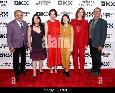 Paul GuilDoyle, Holly Chou, Rebecca Henderson, Molly Brown, Sigourney Weaver et David Rasche participant au Festival du film Tribeca - première « The Good House » au théâtre OKX du CCSP sur 16 juin 2022 à New York, NY ©Steven Bergman/AFF-USA.COM Banque D'Images