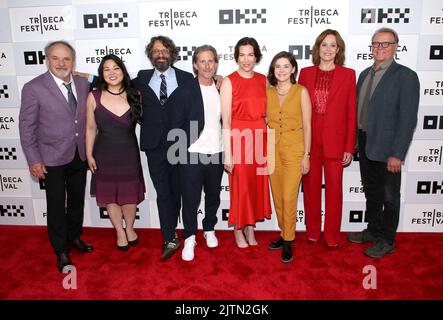 Paul GuilDoyle, Holly Chou, Wally Wolodarsky, Aaron Ryder, Rebecca Henderson, Molly Brown, Sigourney Weaver et David Rasche participant au Festival du film de Tribeca - la première 'The Good House' qui a eu lieu au théâtre OKX du CCSP TPAC sur 16 juin 2022 à New York, NY ©Steven Bergman/AFF-USA.COM Banque D'Images