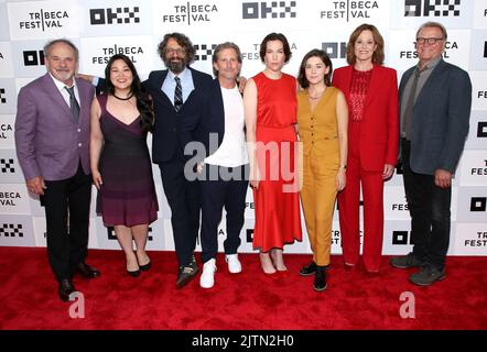 Paul GuilDoyle, Holly Chou, Wally Wolodarsky, Aaron Ryder, Rebecca Henderson, Molly Brown, Sigourney Weaver et David Rasche participant au Festival du film de Tribeca - la première 'The Good House' qui a eu lieu au théâtre OKX du CCSP TPAC sur 16 juin 2022 à New York, NY ©Steven Bergman/AFF-USA.COM Banque D'Images