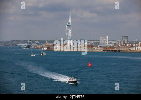 La tour Spinnaker et une vue sur le port de Portsmouth depuis un ferry Wightlink partant pour l'île de Wight. Banque D'Images